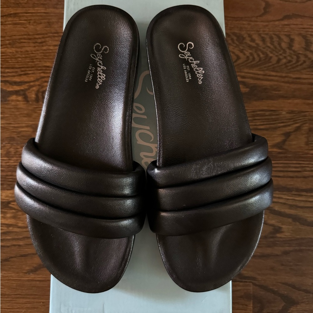 Mint condition Seychelles Slides